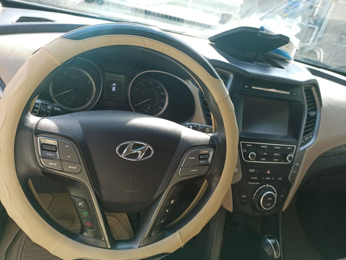 سنتافي سبورت ٢٠١٧  امريكي
خمسه راكب محرك 2400  الضرر جاملغ خلفي إلسائق وبيها رصعات بارد خفيفه ماشيه ٥٨ ميل محرك كير مامفتوح برغي منه تحكمات شاشه لمس مانع انزلاغ وانحدار تبريد شغال 
تحويل في أي وقت السعر ١٥٥  وبيها مجال قليل... 

للاتصال ***********
