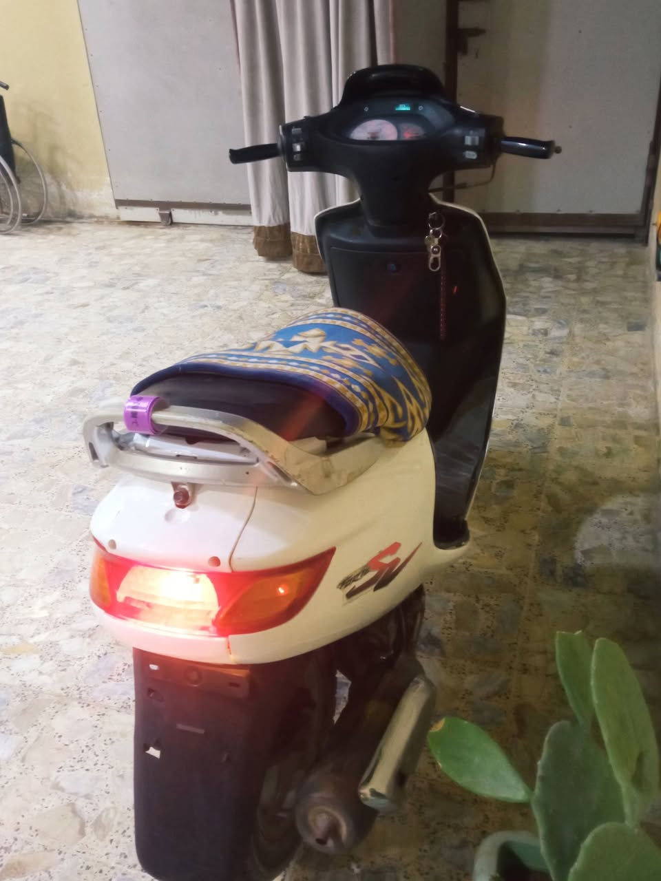 سلام عليكم حبايب
دراجه فراشه للبيع او مراوس بكامكو او  بماكس نضيفه 
لون ابيض
محرك عالشرط 
شلعه او معدل
كهربائيات 
لايت وبك لايت واشاير وهورن حته الرون شغال 
الدراجه سلف وهندر عالفحص
تايرات جدد
دبلات جدد
 باتري شغال
دراجه خير من الله بداية رمضان خذته من الحاويه شاهد الله
والياخذها ما تتعبه الدراجه
مكاني نجف حي ميسان 
سعر 600 وبيها مجال ولا تقارنها بغيرها الدراجه الصور ضالمتها وتجي وتشوف ابعينك انت 
للاستفسار 
***********
