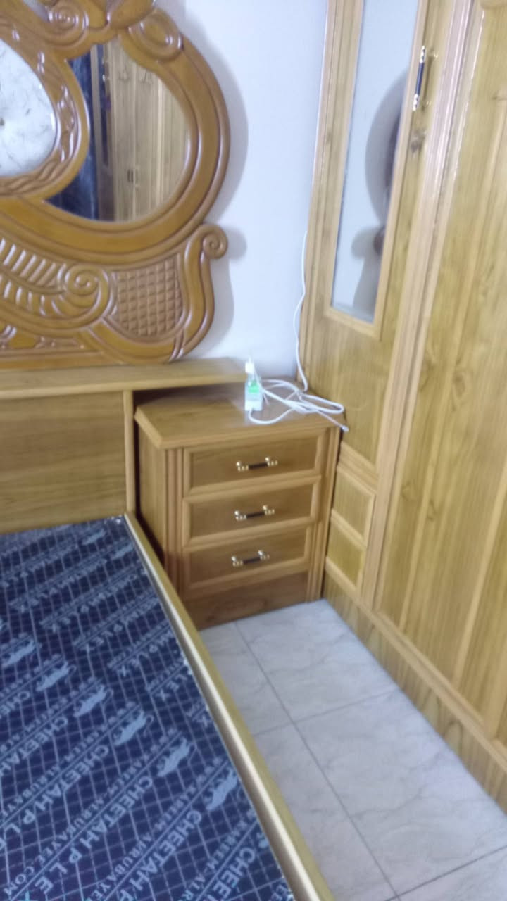 السلام عليكم توفرت غرفة نوم شغل عراقي جديدة استعمالهة شهر واحد متكونه من 8قطع السعر خاص او اتصل ع هاذ الرقم *********** عنوان بغداد الهياكل  الغزالية
