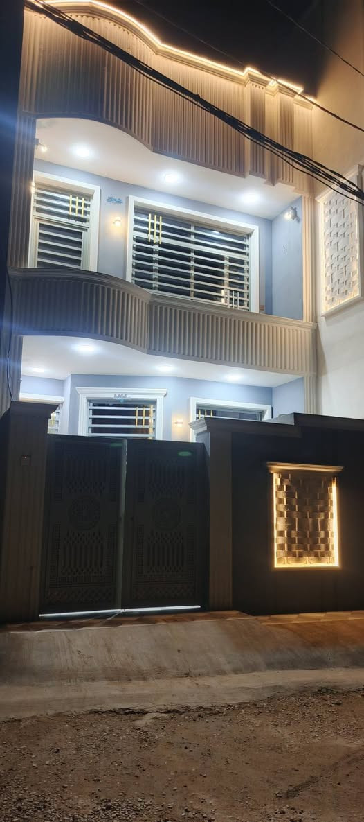 السلام عليكم بيت للبيع مساحه 100متر مربع ال 4000 قرب شارع 15 قرب مدرسة سامرة طابقين كامل فول بناء 2026 بناء درجه اولى 3 غرف النوم 3 حمامات استقبال كلشي واضح بالصور البيت بسمي ***********
