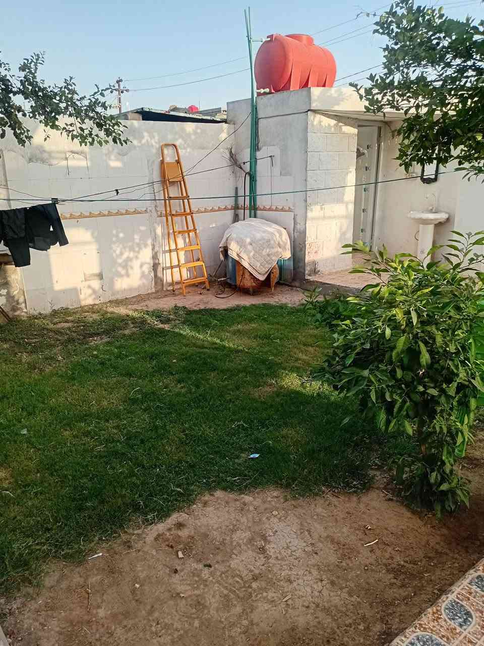 دار للبيع في حي الامير الاول المساحه ٢٨٠ متر طابو سكن  يشتمل على  غرف نوم عدد٢ + صاله كبيره + استقبال ٧×٤ +مطبخ + صحيات داخل وخارج يقع على شارع ٢٠متر مقابل بيت سيد جابر مخدوم بالماء والكهرباء  شارع تبليط ومجاري  الذي يرغب بالشراء يتصل على مكتب سيد إبراهيم الشرفي للعقار  على الأرقام  *********** ، ***********
