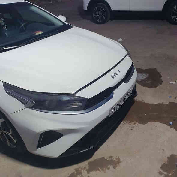 السلام عليكم كيه فورتي 23 نص فول كير مكينه مكفولات ايرباك بس الدركه ليبل واحد بس البنيد مرشوش وبيها بارد بالحافه بالباب ولبنيد السعر 152 $الاتصال ع رقم *********** بي واتساب
