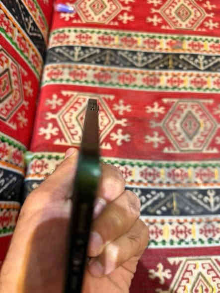 السلام عليكم ايفون 13 عادي 
وتر بروف ما مفتوح ابد شاشته نظيفه شخط مبيها 
الظهر مثل مموضح بالصور بطارية 80 
لون زيتوني نموذج M ذاكره 128
سعره 350 الف مكاني بابل التواصل فقط اتصال الرقم او واتساب
***********
