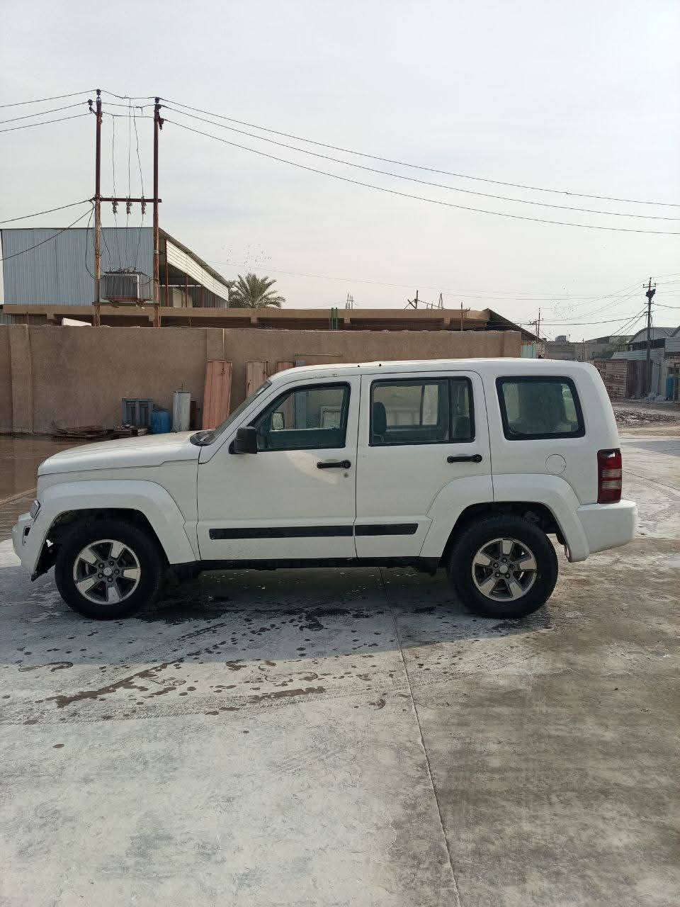 سيارة بيه حادث بل جتف الخلفي اسيار معمر ومصبوغه صبغ عام بيه نقوصات بسيطه *********** بغداد
