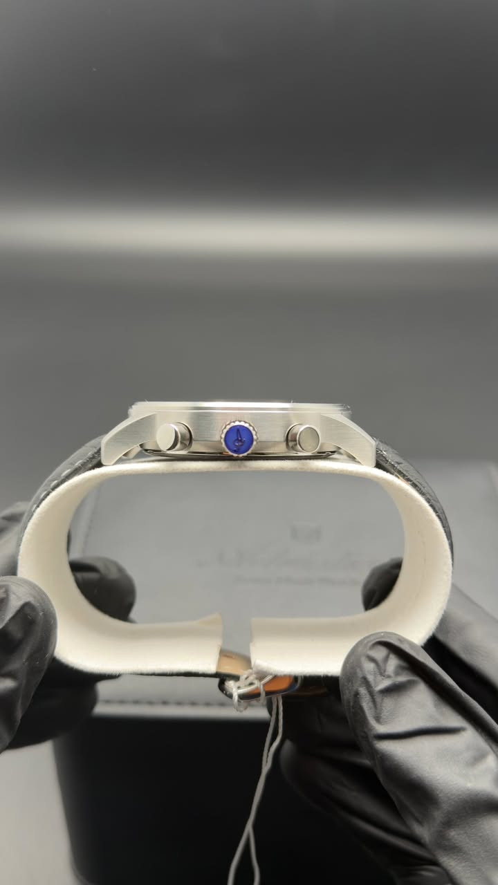 ساعة Adriatica Chronograph – Swiss Made
ساعة سويسرية أصلية من ماركة Adriatica
تصميم كلاسيكي أنيق مناسب للاستخدام اليومي والرسمي

المواصفات:
 • صناعة سويسرية Swiss Made
 • حركة كرونوغراف دقيقة
 • عرض التاريخ
 • قرص أسود بأرقام واضحة
 • سوار جلد طبيعي
 • هيكل ستانلس ستيل
 • مناسبة للرجال

السعر: 415,000 دينار عراقي

للاستفسار والمراسلة خاص
او واتساب ***********
