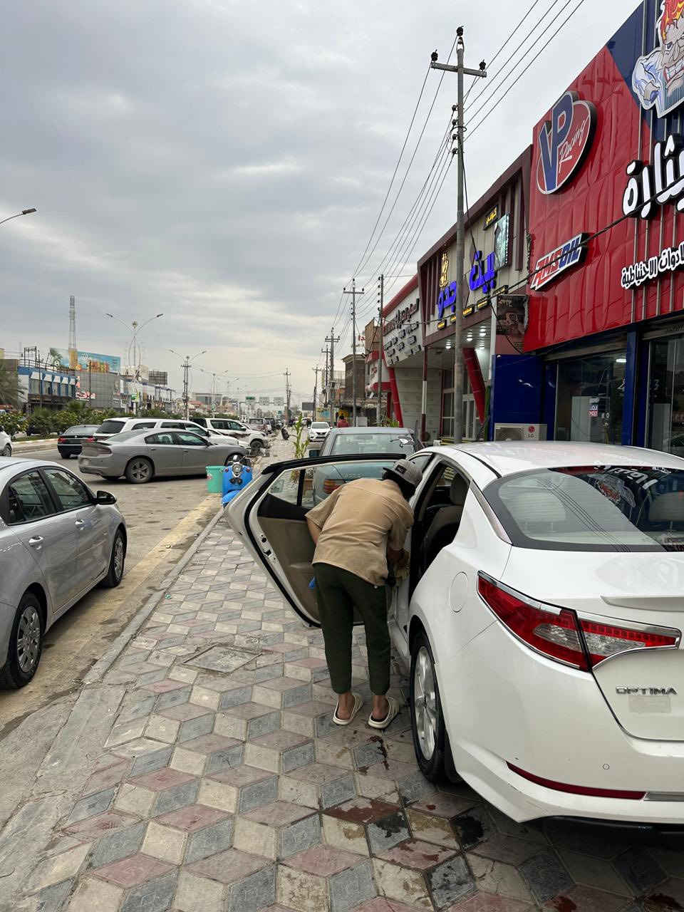 السلام عليكم ورحمة الله وبركاته 
كيا أوبتيما المواصفات:-
المديل ١٤شكل ١٥ وابيض صدفي وكير ومحرك لا تبخير ولا تنقيص ودوش ومكينة ٢٠٠٠ ورقم بغداد دولي والسيارة باسمي وتحويلها ثاني يوم ،ومكاني الناصرية المركز وبيها چاملغ خلفي 
وحدادية نظيفة خير من الله وكاميرا وشارات بالمري وبقية التفاصيل موجودة كلها.سنوية ورقم وهزة كل جديد وتبريد خير من الله. السعر الاتصال على الرقم بي واتس آب *********** 
مامتواجد على الفيس
