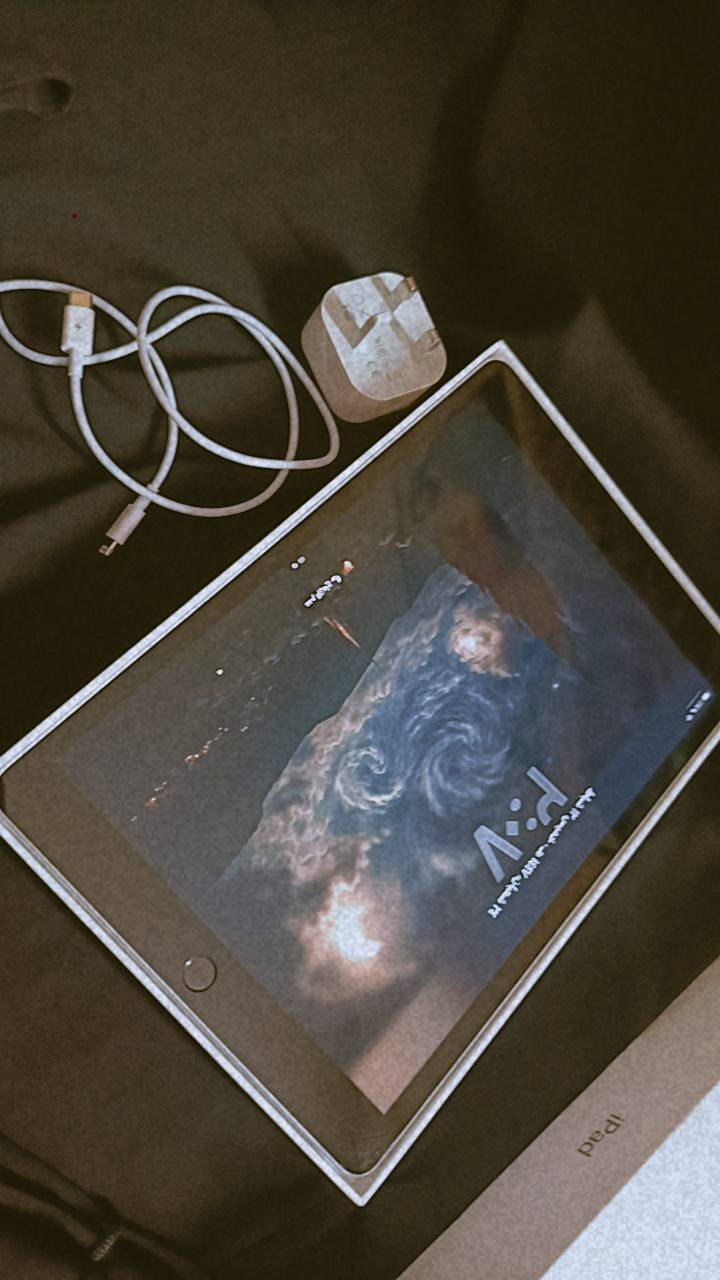 ايباد 9 مستخدم ونضيف جداً ذاكرة: 256 مع جميع ملحقاته وشاحنه السعر: 300 وبي مجال بعد  عنواني بغداد العبيدي شهداء اولى  لتواصل : ***********
