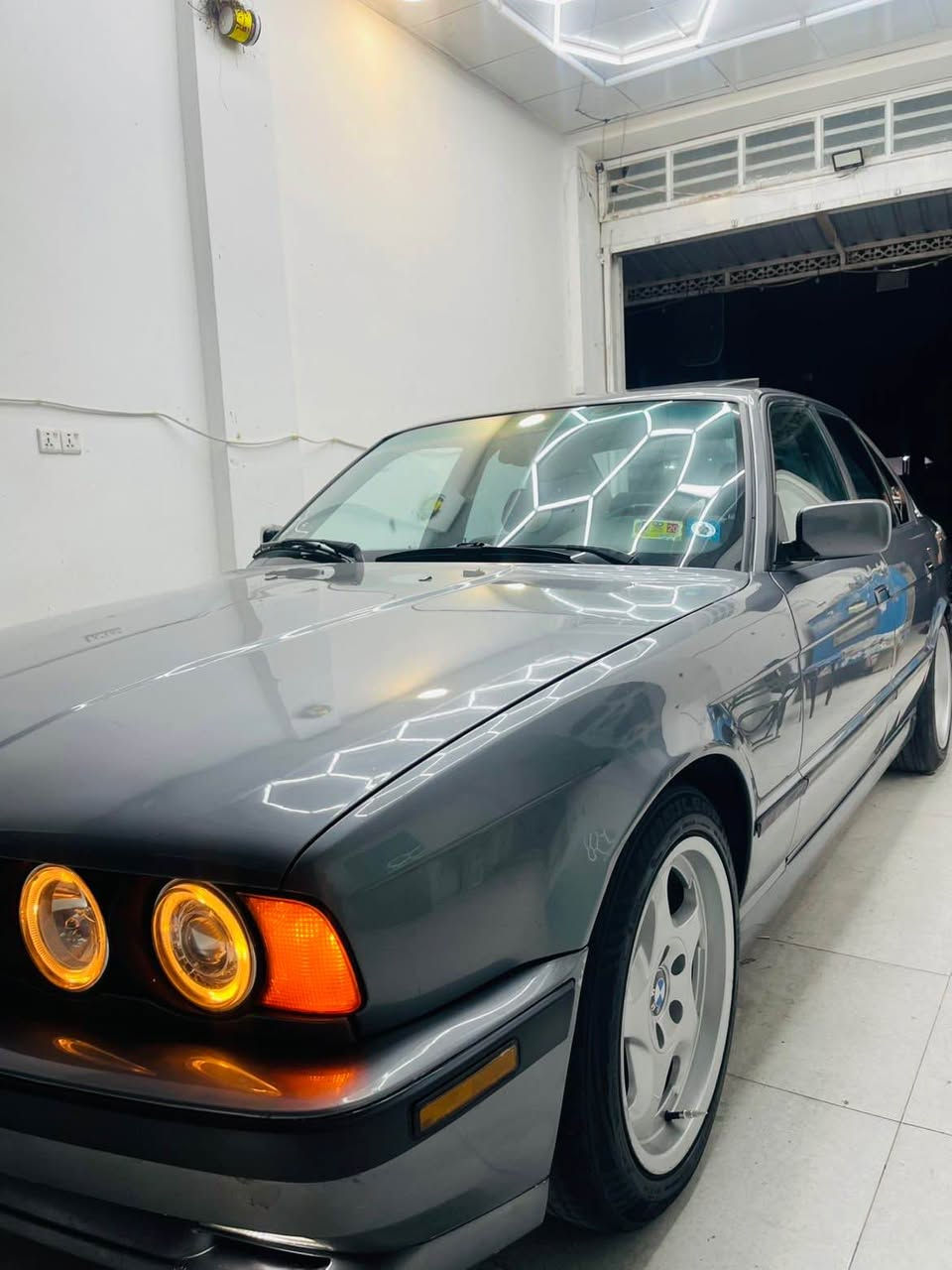 السلام عليكم 
BMW
موديل 1992 
محرك 525 
گير اوتو 
سلايت 
كشن جلد 
كشن كهربائي 
سنويه جديد لحد 2029 
رقم جديد 
تبريد ثلج شرط 
بدون ضرر 
كلشي شغال بي 
فول مواصفات 
مكان كركوك 
*********** كركوك, العراق
