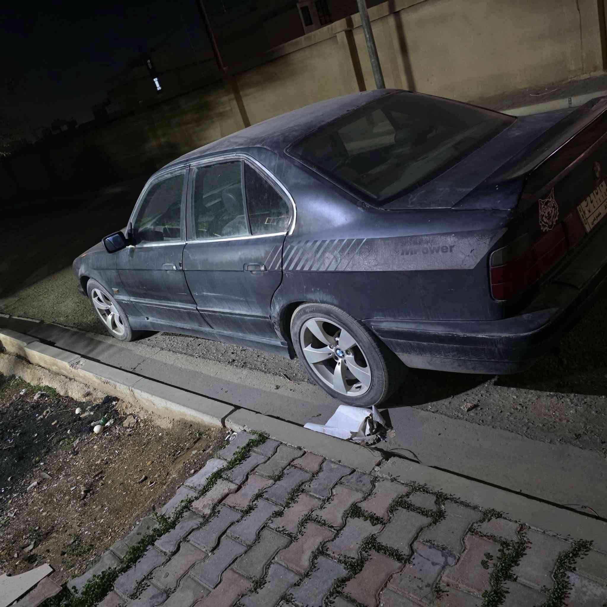 للبيع موديل 89السياره متروكه رقم بغداد السعر ٢٥ ورقه مال تعمير ***********
