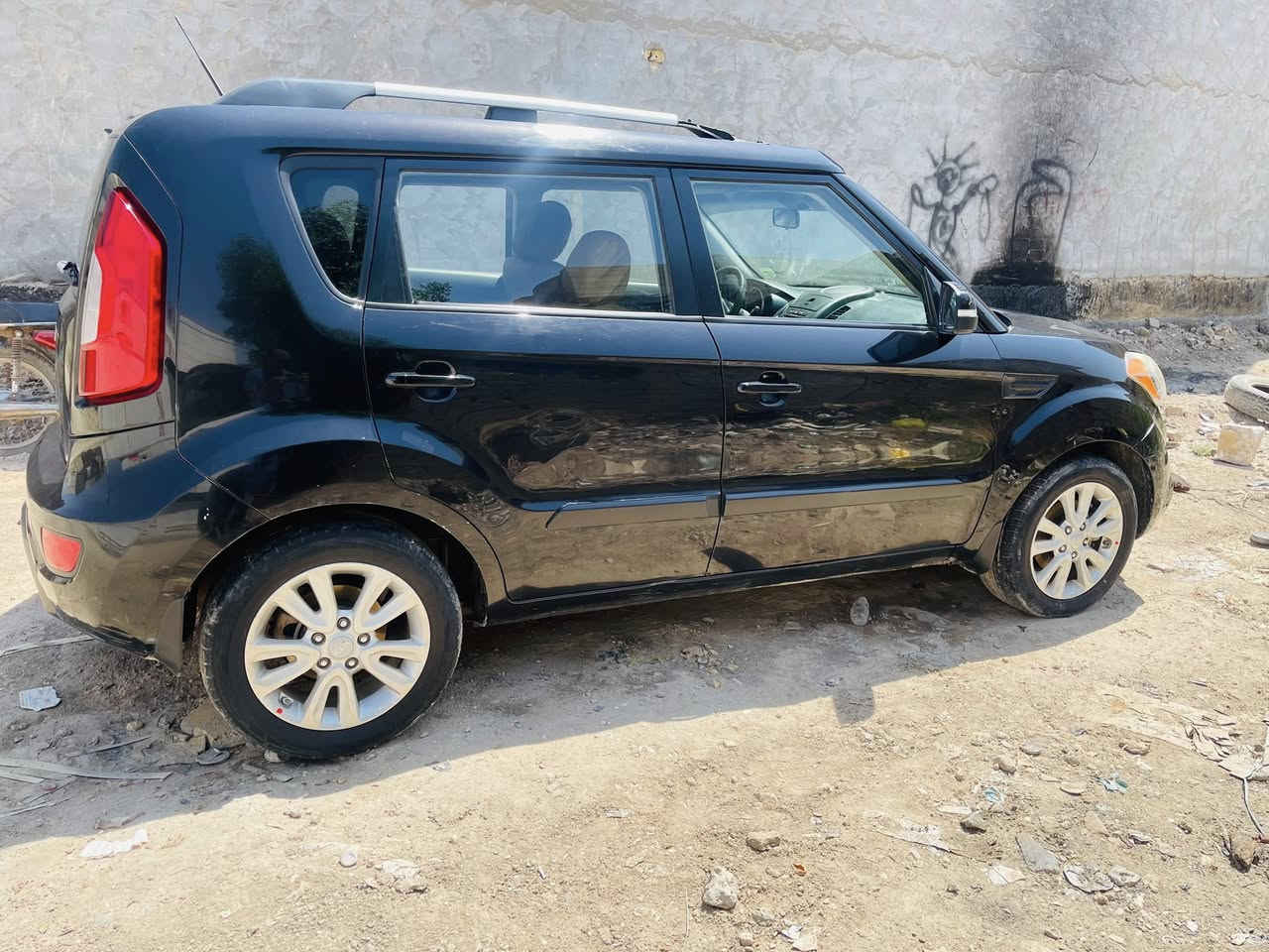 كيا صول موديل ٢٠١٣
محرك ٢٠٠٠ دوش 
تدفئة تبريد 
كير ومحرك وحدادية مكفول 
بيها صبغ قليل اثر جراد 
السعر 98$ 
مكان حلة 
للاستفسار الاتصال ***********
