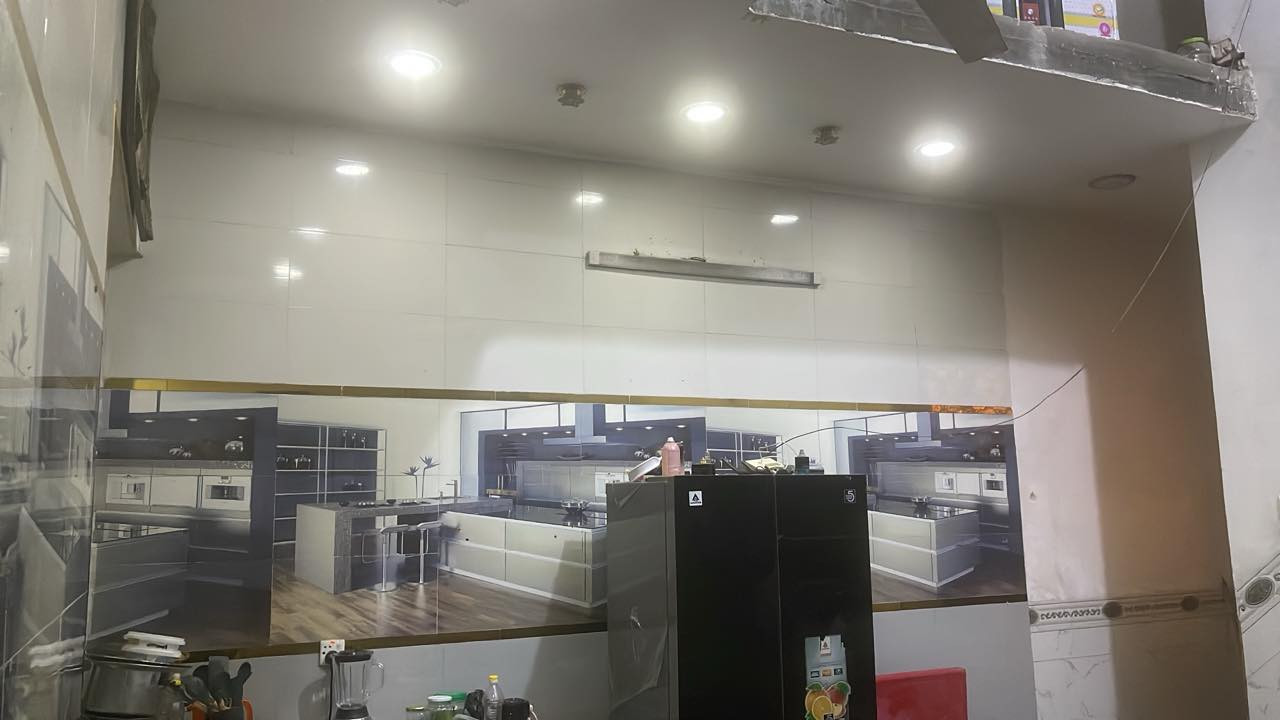 من رخصت مدير المحترم لبيع ١٠٠ متر طابق واحد شارع ٢٠ فرع صيدليت الفيحاء بيت بناء جديد معه اثاث سبلات عدد ٣ معه مجمده غساله بلازمات ٣ منضومت كامراات معه تخم جديد معه منضومت كامرات *********** يالله اي معلومه رقم تلفون مثبت
