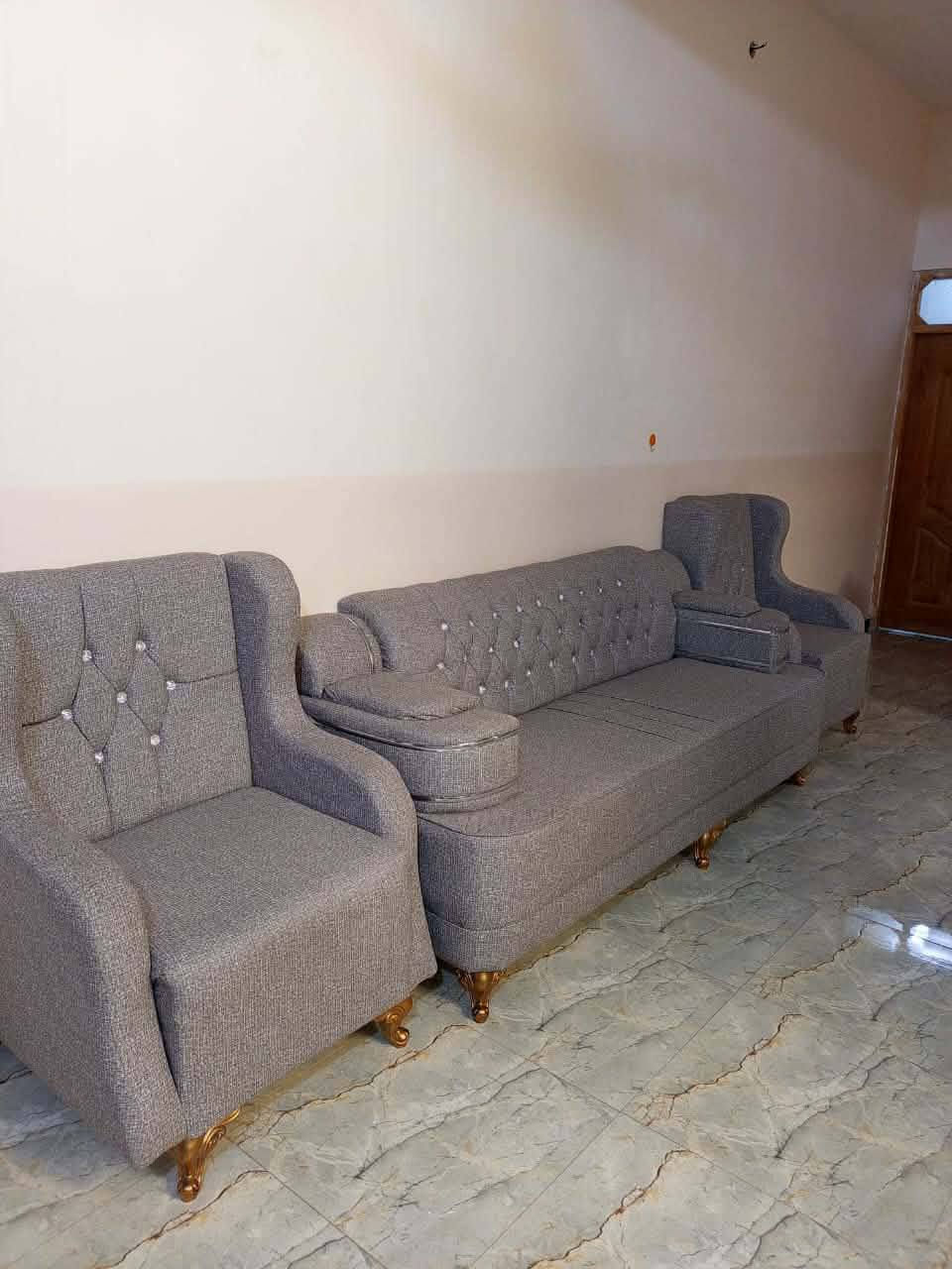 سلام عليكم اخوان هاذ تخم مستعمل شهر البيع سعره 600الف ست قطع ***********
