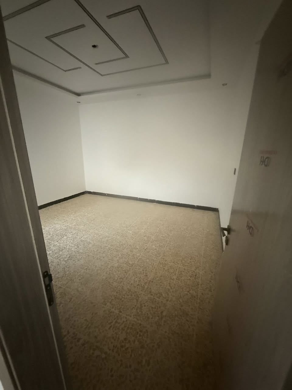 السلام عليكم
عرض جديد ومميز جداً 
من منطقة التعليم العالي حي التربية الاولى 
دار للبيع / المساحه110 متر / واجهه 11/ العمق 10
يحتوي البيت على 3 غرف نوم واستقبال ومطبخ وصحيات بناء حديث جداً 
عنوان الدار : في فرع المتنزه التربيه الاولى 
للاستفسار اكثر اتصال ع الارقام 
*********** اسيا 
*********** كورك
