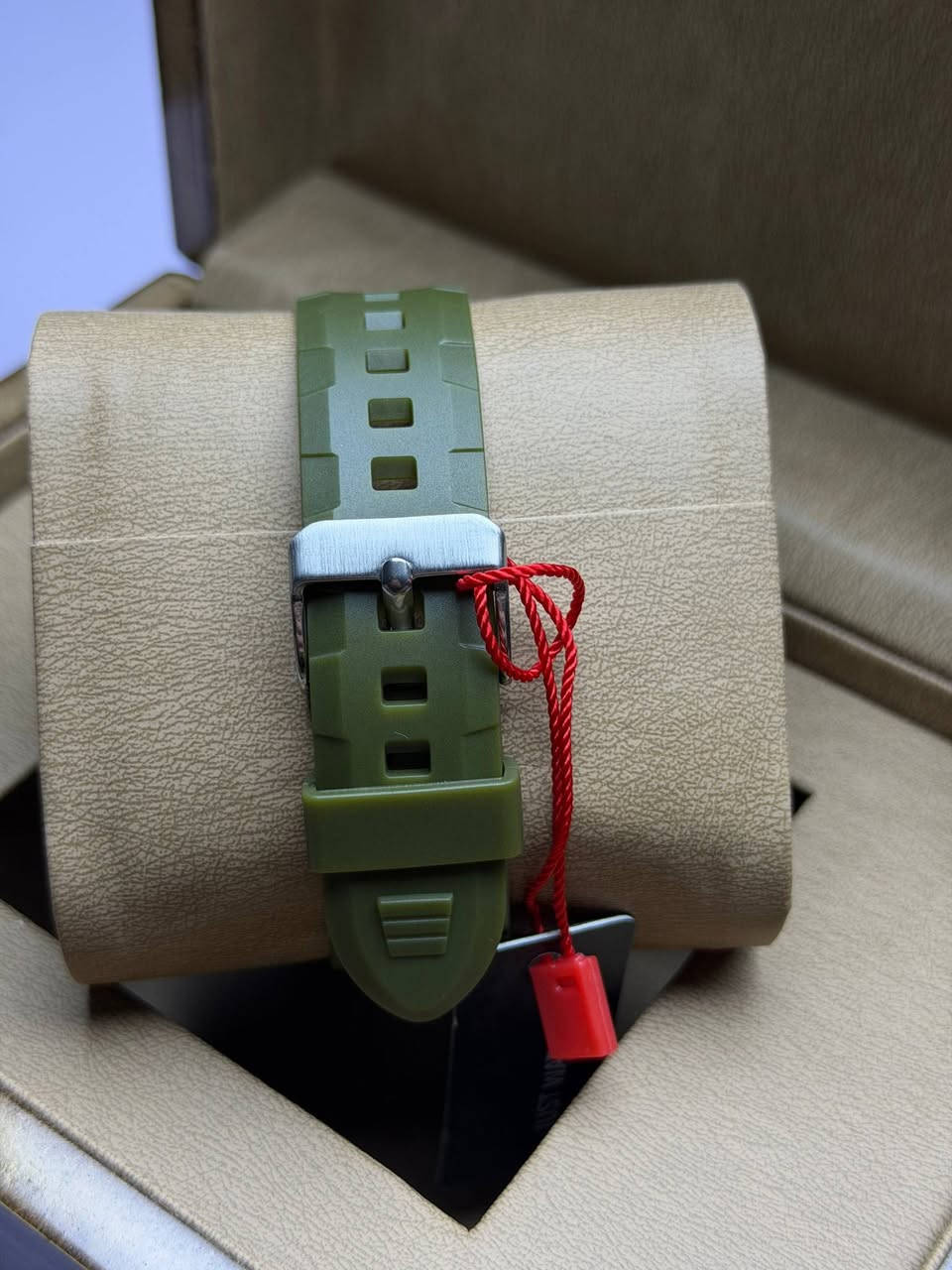 SKMEI
اصلي ماكنة ياباني 
ضمان سنة 
دبل تايم 
ليد انارة داخلي
سير ربر اصلي 
ارقام واميال لامينوس  
سنتر ثواني منفصل
نظام 12،24 ساعة 
منبه 
ستانلس ستيل 
مقاومة للماء 50 متر 

30 الف على اول تم


**إذا كنت صاحب هذا الإعلان وتريد حذفه لأي سبب، رجاءا أرسل رسالة إلى الدعم الفني**