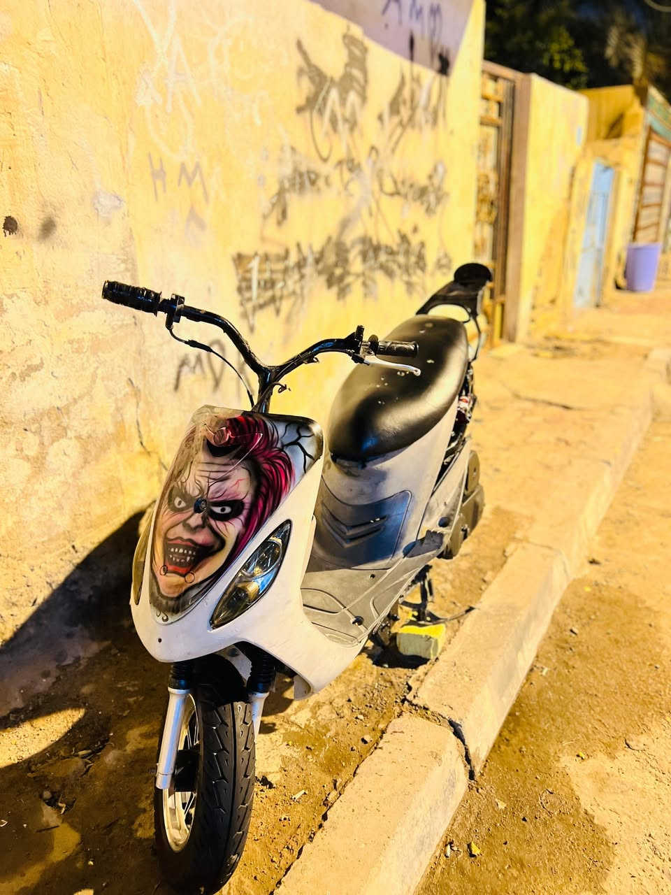 السلام عليكم
ماكس حربيه بوشه ٤٩ 
مفتوحة سلف شغال 
بس كابريته يرادلها تنضيف تعبانه 
مراوس بايراني اوراق 
سعر ٦٢٥ 
مكان بصره امن داخلي 
***********
