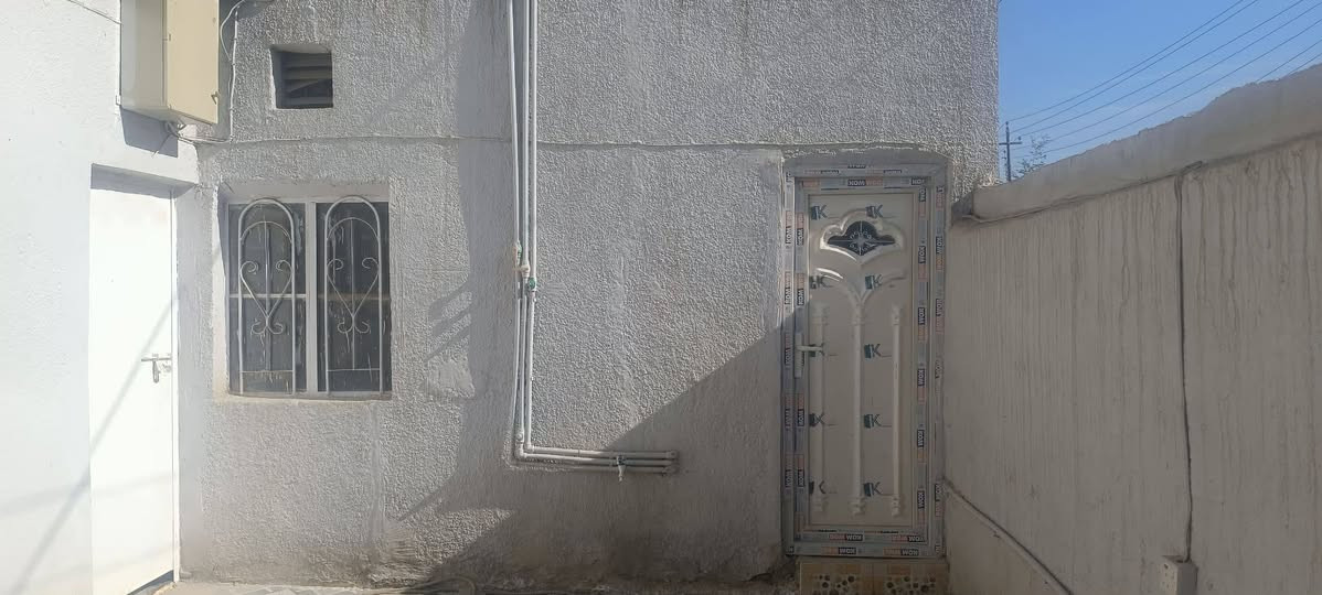 بيت ١٠٠ طابق واحد.   ١٠نزال. ١٠واجهه.  مربعه.  بناء قديم.      غرفه.   مدخل.   مطبخ.  صحيات داخليه وخارجيه.    غرفه نوم.  درج.  سطح فرشي.   السعر ٨١       ***********.    حله حي العسكري قرب الوكيله ام حميد.   طابو صرف حلة, بابل
