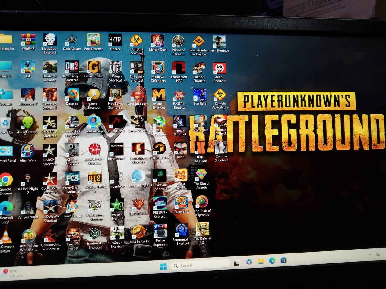 السلام عليكم 
حاسبة دسكتوب تجميع انتل كور 5 جيل الثالث مستعملة نظيفة للبيع 
.....
السعر 170 ألف دينار 
***********
عنوان بغداد زيونة 
البيع بضمان الفحص 
لا يتوفر توصيل 
.....
ملاحظة 
كيس فقط بدون أي ملحقات 
كيس فقط بدون أي ملحقات 
.....
المواصفات 
معالج انتل كور 5 جيل الثالث رقم المعالج 3470
كارد شاشة 4 كيكا AMD R7 240 GDDR5 
هارد 128 كيكا للنظام والبرامج SSD 
هارد 500 كيكا للالعاب والتخزين HDD 
رام 16 كيكا جديد 8+8 تردد 1600 DDR3 
مذربورد جديد جيل الثاني والثالث B75 DDR3 
مشغل اقراص ديفيدي DVD 
.....
الحاسبة تعمل على نظام وندوس 11 وتحتوي على أكثر من 70 لعبة طور القصة اوفلاين مع لعبة ببجي موبايل اونلاين 
.....
مع جزيل الشكر لإدارة المجموعة
