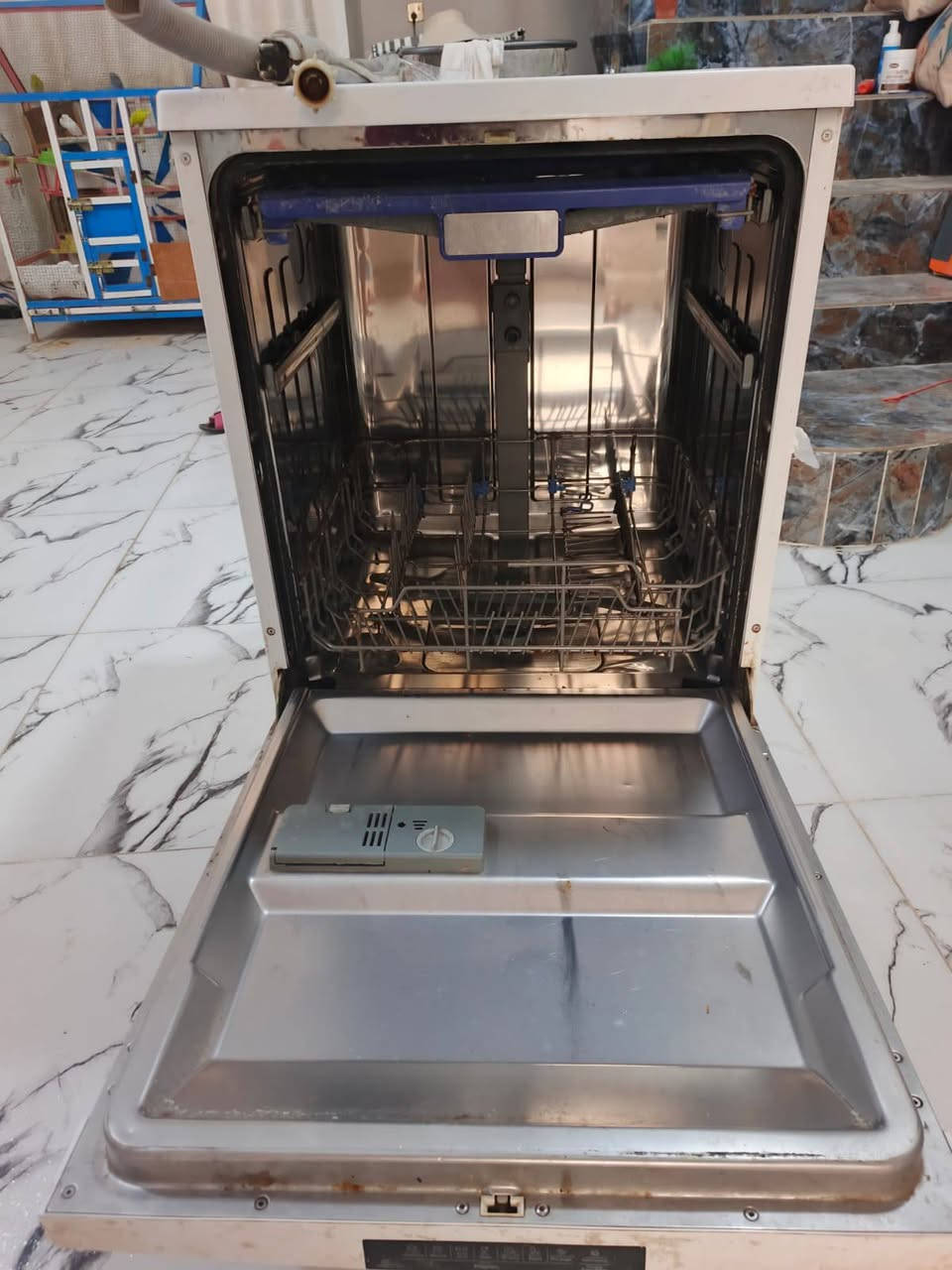 السلام عليكم غسالة صحون نظيفة و شغالة 3 سلات فقط السلة الي بالوسط مكسورة تتصلح او يترهملهة سله نوع الشركة الحافظ السعر 125 الف للاستفسار 
***********
و يوجد واتساب عله نفس الرقم
