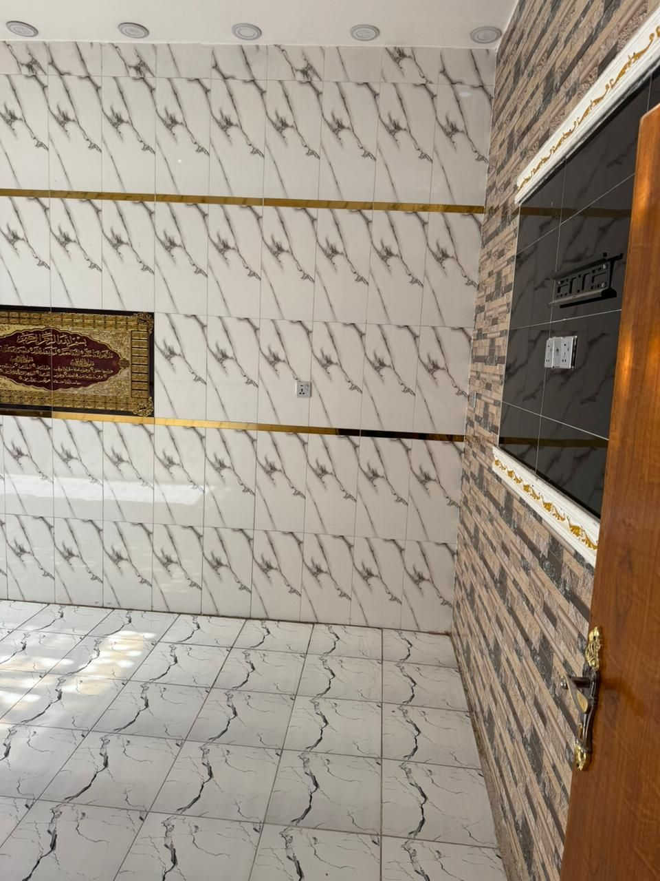 للبيع الزعفرانيه دورالشرطه فرع سوبرماركت احمدالسعيدي الفرع الثاني يمينا اول بيت البيت نظيف جدا الارظيه رفت درجه اولى وجميع المواد شيش اوكراني وسمنت مقاوم والبيت طابوك وعالي عن الشارع وموقع حلو يبعد عن الشارع الرئيسي ٥٠ متر طابق ونص الطابق الاول جاهز وكامل الطابق الثاني بي نقوصات قليله كما موظح والبيت مساحة 100 متر ارتفاع السكف ٣مترو٢٠ سم والطابق الثاني نفس الارتفاع والخدمات ماء وكهرباء واناره ومجاري نقص تبليط فقط وعن قريب يشتغلو انشاء الله وهاي كل التفاصل بسعر 85 وبي مجال بسيط التواصل فقط على الرقم المذكور اتصال او واتس اب ***********
