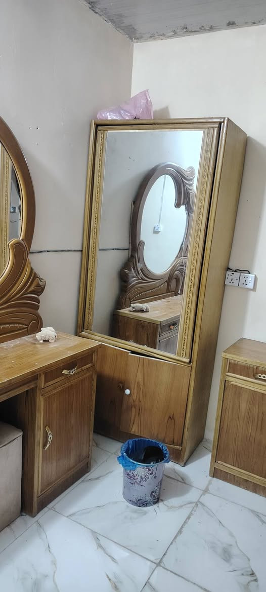 غرفه للبيع مكانه بالدوره سعرها ٦٠٠ وبيه مجال
***********
