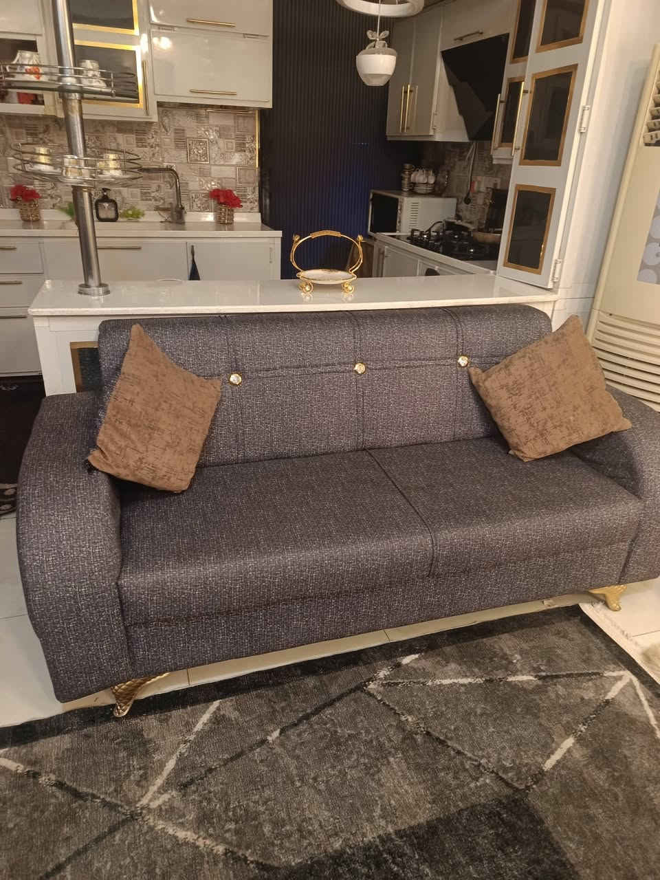 عندي تخم البيع عشره مقعد والسعر 300 والاتصال ***********
