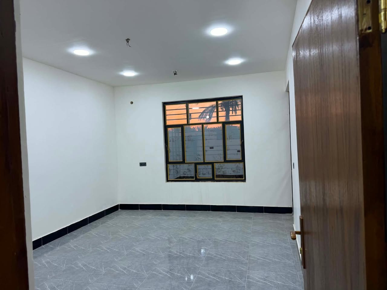 ## 🏡 بيت للبيع (سند 25 زراعي)
**المواصفات الكاملة:**
 * 📐 **المساحة:** 200 متر مربع.
 * 🏛️:** طابق واحد.
### 🔹 تفاصيل التقسيم الداخلي والخارجي:
 * 🛌 **غرف النوم:** غرفتين نوم واسعة.
 * 🛋️ **صالة:** صالة داخلية للمعيشة.
 * 👥 **الاستقبال:** غرفة استقبال مستقلة للضيوف.
 * 🍳 **المطبخ:** مطبخ مجهز.
 * 🚿 **الخدمات (الصحيات):** حمامين (حمام داخلي + حمام خارجي).
 * 🌳 **الملحقات:** حديقة منزلية متميزة.
### 📍 العنوان:
 * **خلف مدرسة الأحنف**
> 📞 **للاستفسار والمعاينة، يرجى الاتصال على الرقم:**
> *************
