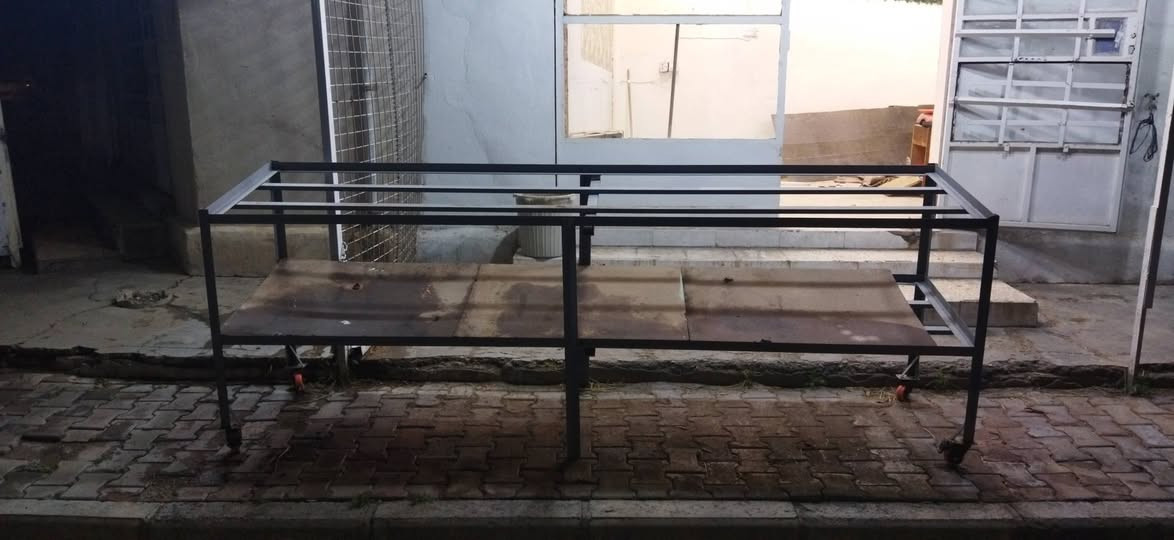 4 ميوزة مخظر للبيع طول الميز الواحد 3 متر 
 السعر 250 الف وبي مجال
 للتواصل و الإستفسار (***********)
