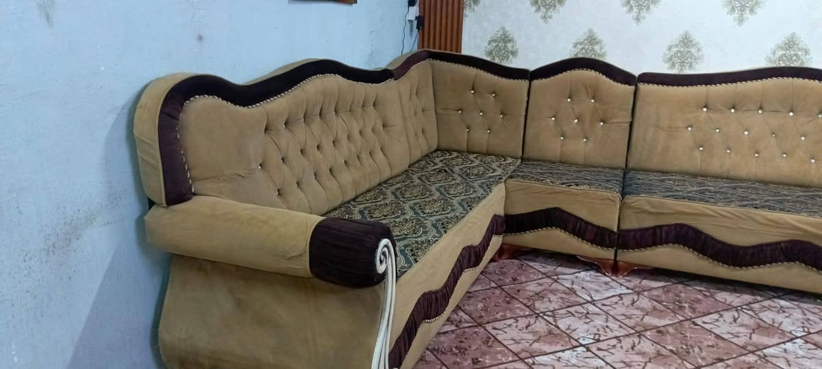 ديوان 10 نفرات تسكام درجة اولى نضيف 275 مع مفرش وكوشات هديه المكان الكاظميه يوجد  توصيل للاتصال ***********
