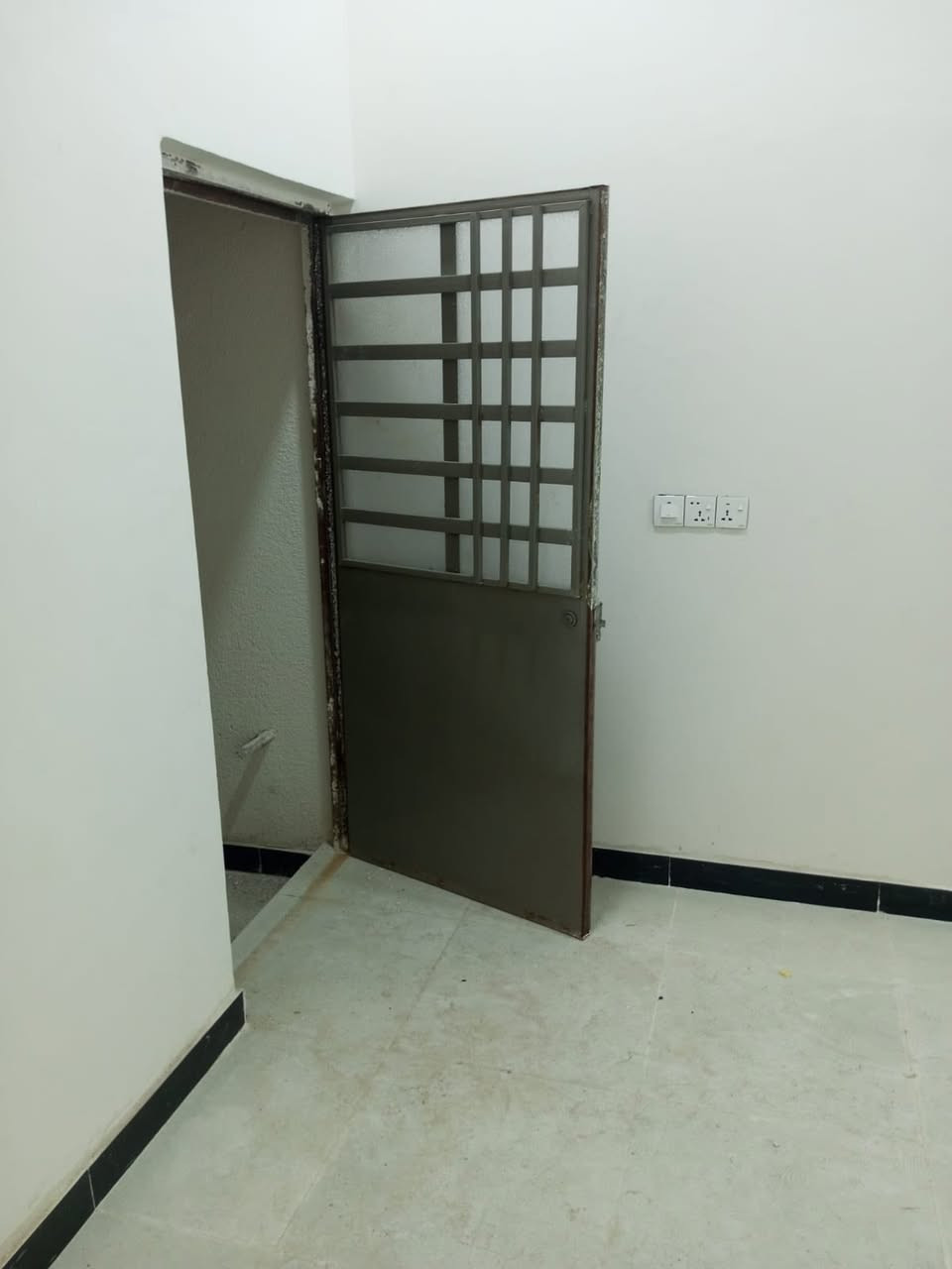 مشتمل ارضي للايجار 

البصرة / الاكوات 

يحتوي على 

غرفتين صالة  مطبخ وصحيات 

السعر : 650 

عقارات العدالة 
عنوان للثقة 
***********
***********
