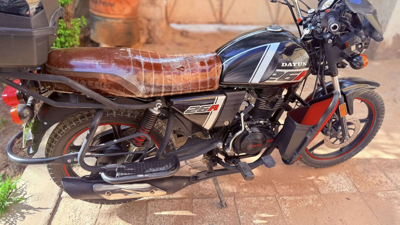 السلام عليكم
دراجة دايون للبيع 🔥  

مرقمة زيرو  
لايت زنون عالي ويا نواصي  
إشارات رباعية  
بنزين ومامخلي بيها شي مو محسن  

الدراجة نظيفة كلش، شرط تجي تفحصها برغي برغي  
وأي شي يخالف كلامي تاخذ الدراجة بلاش 👌  

مكفولة كفالة عامة من تاير لتاير  
مكينة، كير، كلشي تمام 💯  

📍 الموقع: ذي قار – الشطرة  

للتواصل: ***********  
اتصال + واتساب متوفر  

السعر: 2 مليون و300  
وبي مجال بسيط جداً  

ملاحظة:  
اللي مو شراي لا يتصل، كل التفاصيل موجودة
