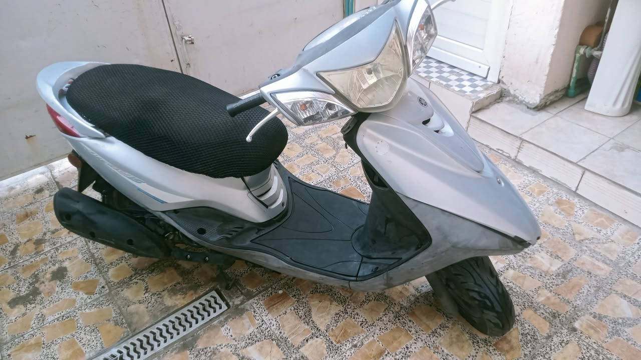 السلام عليكم ورحمه الله 
مكلف بالنشر
دراجه بريز صار شهرين من ماخذها من رمبه
دراجه نوزل مو كابريته 
كهربائيات كلها شغال . تشتغل هندر . نگره سلف 
مكينه مكفوله ممفتوحه ولا برغي
وبعدها على وضع البلاد
أوراقها ضايعه . 
مكاتبه بين البايع والمشتري
ومكفوله من سرقه وماشابه ذلك 
دراجه نظيفه وحلوه 

سعرها مليون و 150
وبيها مجال حگ الجيه

رقم صاحب دراجه
ه‍/***********
