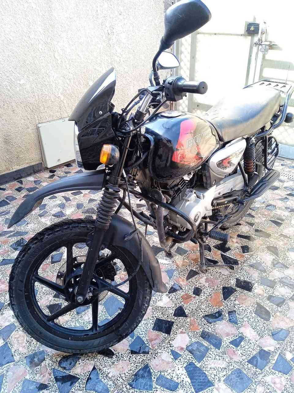 سلام عليكم شباب بوكسر موديل 23 جبلي بدون ارواق مكفوله من كلشي كير محرك مكفول من تنقيص وصوت ومكفوله من حادث كهربائيات كلها شغاله سلف هندر تايرات امامي خلفي عالي دراجه نقصه فقط كلوب امامي. وخلفي سعره مليون و50االف وبيها مجال قليل مكان بغداد شعب ***********
