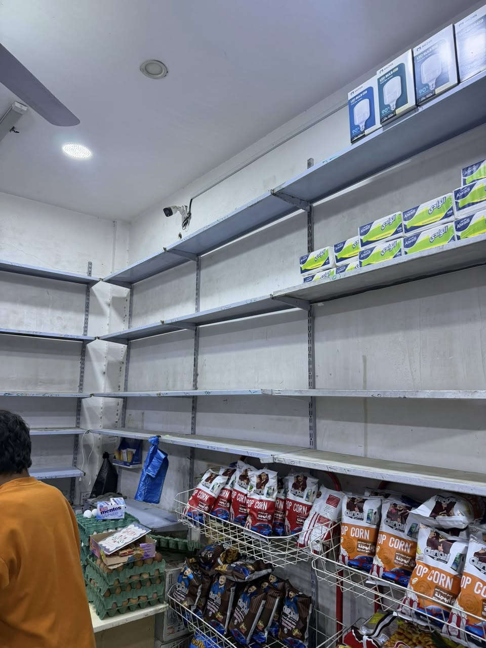 السلام عليكم رفوف نظيفه وكامله للبيع تصفيه   اتصل  *********** العنوان بغداد
