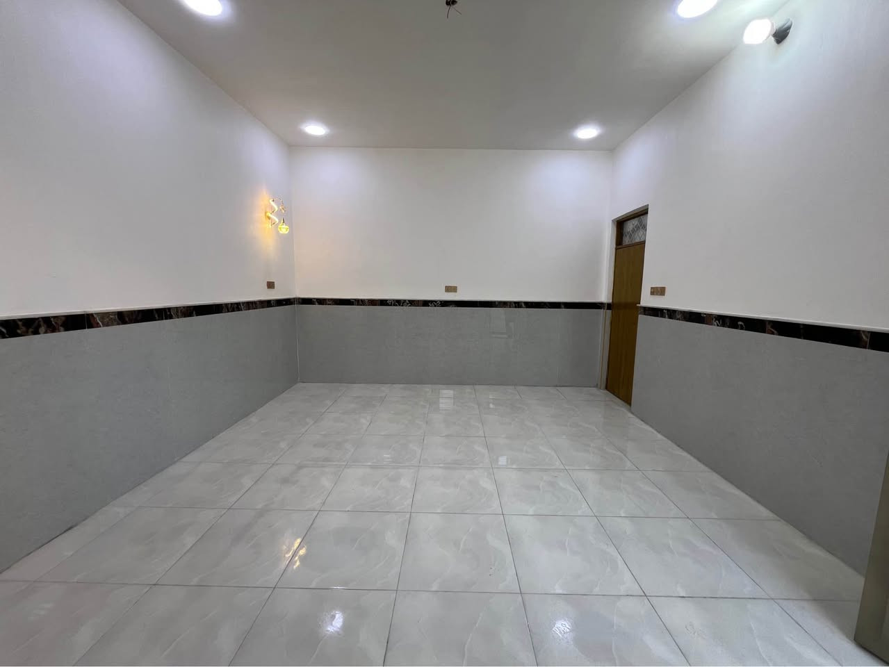 السلام عليكم و رحمةً لله و بركاته 
مشتملين البيع المساحه 120 متر + 100متر // ركن ع ساحه //
في منطقة شيشان الأولى قرب منطقة الصحفين //
ابناء حديث 💎
جميع الخدمات متوفره ✅
الاستفسار ع الأرقام التاليه 
الاتصال ***********
الواتساب *********** عمارة, ميسان
