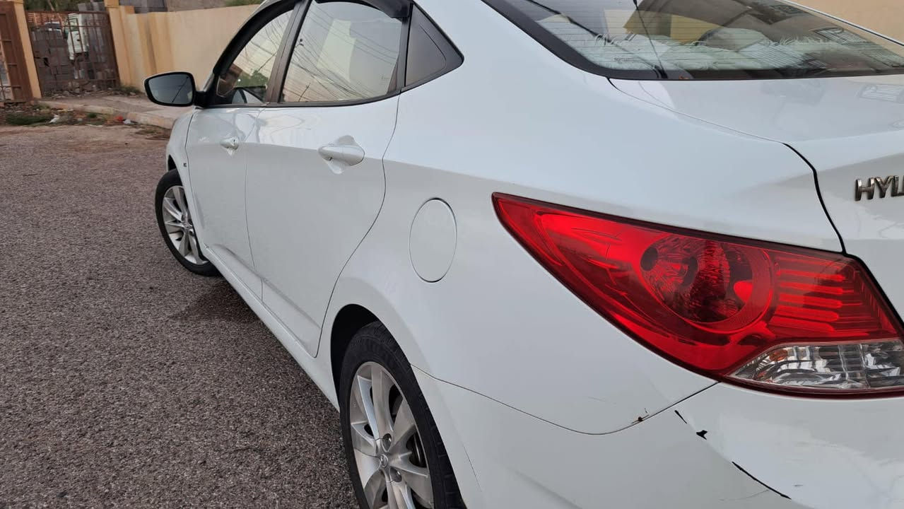 للبيع: هيونداي أكسنت أبيض - بحالة ممتازة ونظافة عالية! 🚗✨
 (Hyundai Accent).
 الموديل [ 2012].
ممشى (العداد): 100,280 كم (حقيقي وموضح بالصور).
((مرقم نينوى))
⚙️ المواصفات:
 * كير أوتوماتيك.
 * فتحة سقف (سلايد روف).
 * داخل بيجي (كشّات ودواخل نظيفة جداً كما موضح بالصور).
 * كشافات ضباب أمامية.
 * سبير وعدة كاملة ونظيفة.
 * تبريد ثلج، كير ومحرك وتخم تاير (بشرط الفحص).
🛡️ حالة السيارة:
 * السيارة بيتية وجاهزة من كل شيء، ولا تحتاج لأي مصرف.
 * [السيارة مكفولة من الضربة القوية والتبديل، بيها بس شخوط سطحية بالدعامية الخلفية (يمين ويسار) موضحة بالصور، وباقي البودي سليم 100%."

💰 السعر:
[115 دفتر و15 ورقة] - وبها مجال بسيط للشراي الجاد بعد المعاينة.
نينوى //الموصل].
📞 للتواصل والاستفسار:
[***********] (متوفر واتساب).
