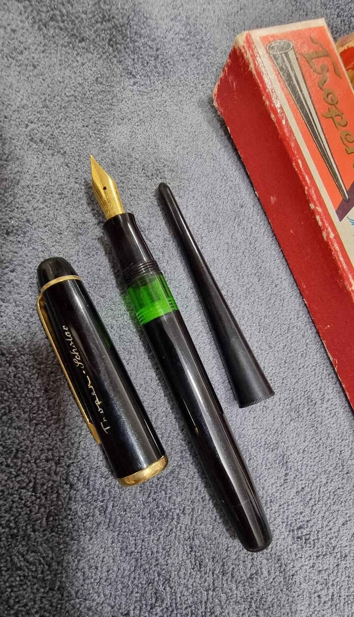 تحية طيبة ،،،
#قلم_حبر_تروبن TROPEN  
الصنع : ألماني #اصلي  ، MADE IN GERMANY  ، 
#جديد غير مستخدم  ، إنتاج #قديم  ، بالعلبة #الأصلية  ، 
قلم حبر  / سلاية طلاء #ثابت  + قطعة بلاستك لون اسود  لتحويل القلم الى مكتبي ( Desk pen )  ، 
السعر : 85 الف  ، 
*يوجد توصيل  .


**إذا كنت صاحب هذا الإعلان وتريد حذفه لأي سبب، رجاءا أرسل رسالة إلى الدعم الفني**