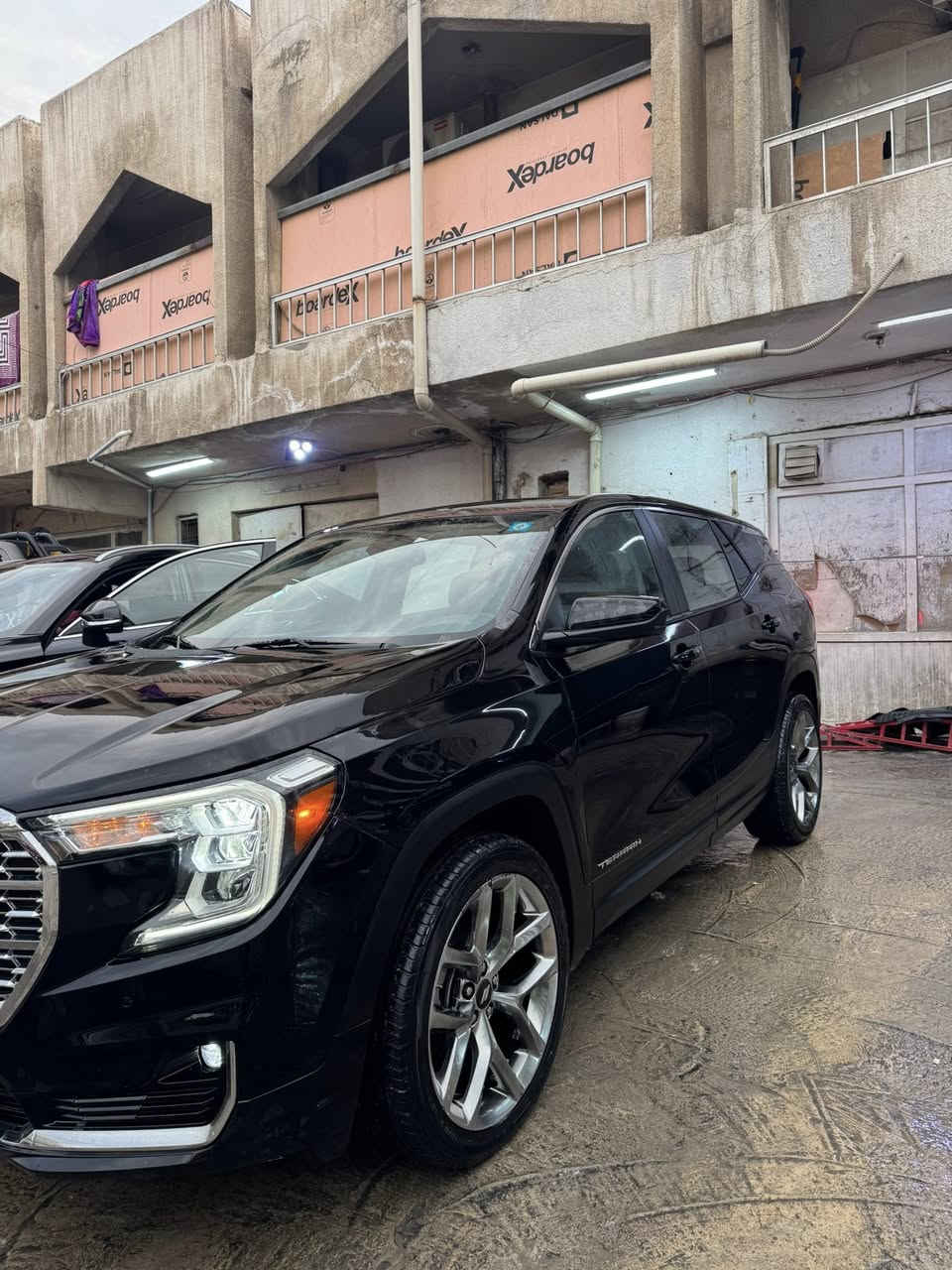 سلام عليكم 
جمسي تيران 2022 4 سلندر  1500 توربو رقم بغداد 
ماشية 94 سياره جديدة 
حادثها جاملغ عكس السايق وبنيد
بدون دواخل ايرباك دركه سايق راجع بلادي
مكان سياره بغداد
السعر 166 
***********
