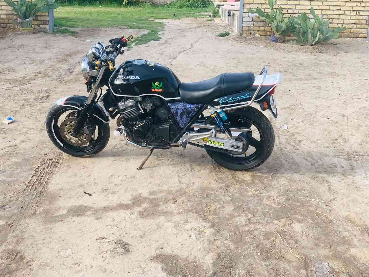السلام عليكم. CB400
جيل اول (١٦)ولف. دراجه مصبوغه. مكينه وگير خير من الله. ناعمه تخبل كابريتر عليهن ادامه. والدراجه عليها ادامه كامله دسكات بلكات اشاير جدد. دشبول گصه. سيم سرعه لايت زينون. حساس ستاند شغال حساس مروحه حساس دهن. حساس التبويش.  حساس بريك. 

زنجيل بكرات تايرات جدد. معدله بكرات سرعه ١٨٠.وقابل للزياده. 

دراجه مال جناي متعوب عليها ربع متخسر عليها. اوراق كامله گمرگ مدفوع. السعر خاص سعرها كلش حلو  مكان بابل القاسم. ***********‪
