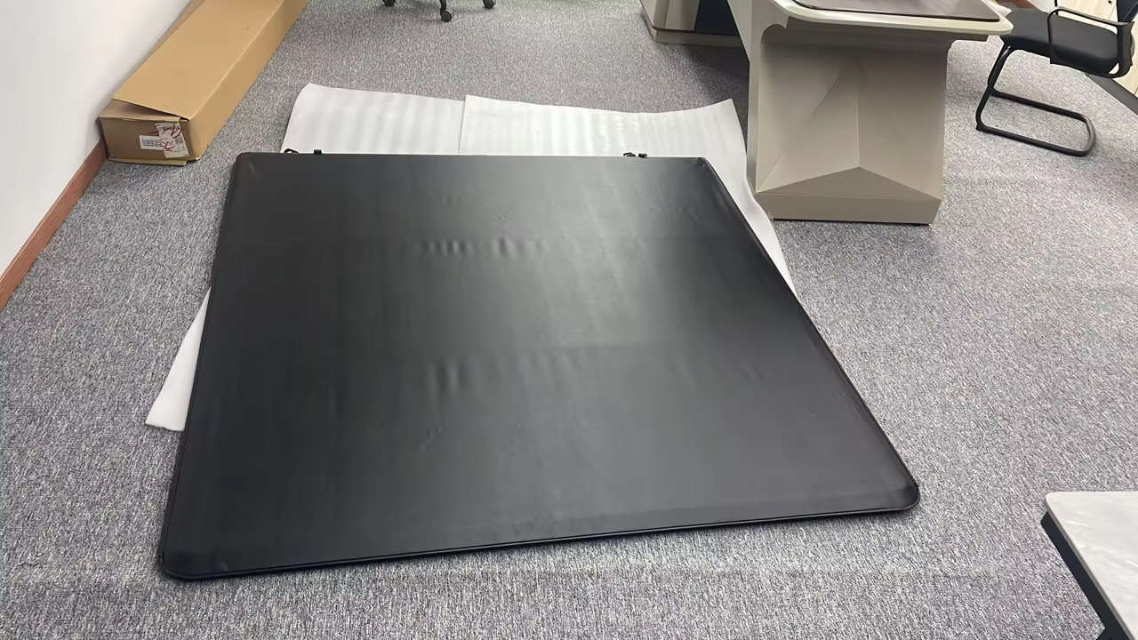 السلام عليكم 
عندي غطاء f150 عدد ٣ جديدة مثل اللي بالصورة 
بدي قصير 
بيع شلع جديدة بالكارتون 
شوية ٥ سم الكراتين بيهن بلل لكن بعدة مسلفن غير مفتوح 
السعر ما اعرف شكد اتصل وتفضل اخذهن ***********
