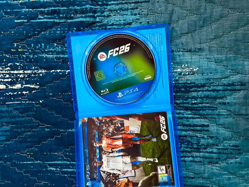 السلام عليكم بلي 4 سلم للبيع
ذاكرة 500GB
كامل ملحقات مع كارتونه 
وياه fifa 26 و GTA 5 و it takes to
الجهاز نضيف جدا ومامفتوح 
السعر 250 الف قفل او مراوس ب سيريس اس مع فرق 
***********
مكاني بغداد المشتل
