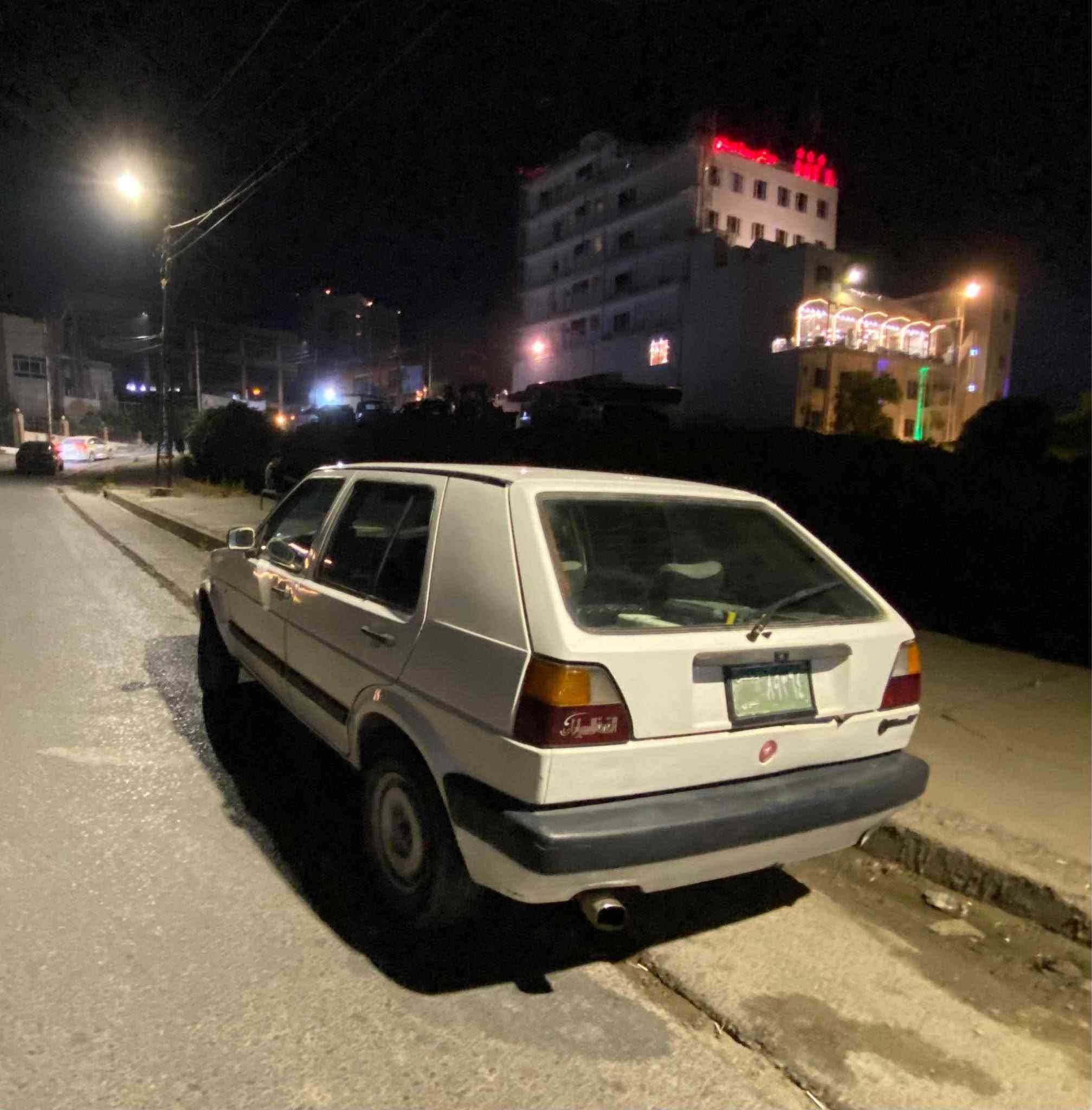 كولف.  1990
گير عادي
سه ياره كه خاوينه. و مالي دؤسته
سه نه ويه و اوه لياتو اوراقي له گه له 
له هه وليرم. ايشاره ت لايت وبكلايتي هه مو ايشه كا
*********** أربيل, العراق

