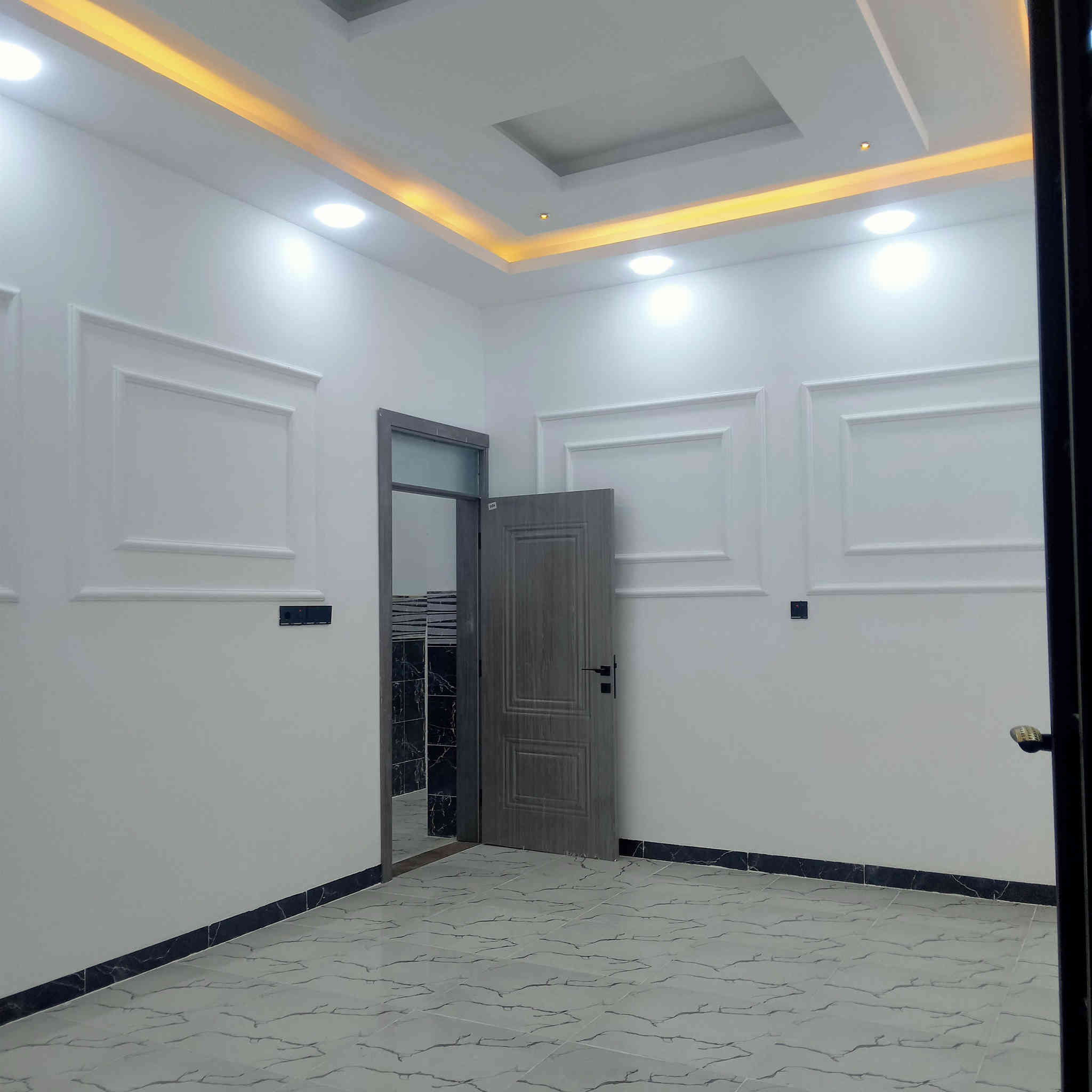 عروض مكتب انوار الخير
دار للبييع حي الملاين الولى.
مساحه ١١٠ متر طابقين زيرو
طابق الول استقبال ومطبخ 
وهول وغرفه نوم وصحيات
طابق ثاني غرفتين نوم 
وهول وصحيات  
خدمات كامله ماء كهرباء 
تبليط  
صنف الرض ملك بستان
سعر ٩٥ مليون
***********
***********
