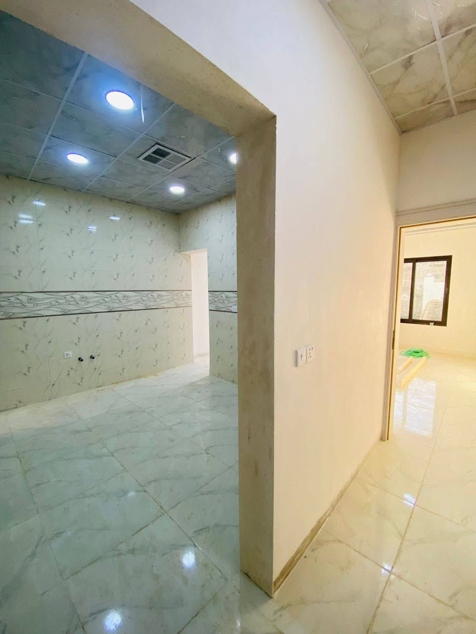 دار للبيع طابو صرف شرط التحويل
مساحه الدار ١٠٠ متر طولي طابقين درج خارجي
كركوك حي العسكري قرب مدرسة الجوهرة
الدار طابقين يحتوي على غرفة نوم وهول مع مطبخ واستقبال صحيات داخلي و خارجي و كراج مع درج خارجي
الطابق الثاني نفس محتويات الطابق الأول
بيت نظيف بناء حديث فول سيراميك و سقف ثانوي  و نظام تبريد مركزي
منطقه هادئه و خدمات كامله قريبه من المدارس
السعر علق بكلمه تم يجيك السعر على الخاص
للاستفسار الاتصال على ***********
او زيارة مكتب قصر الصيادة للعقار حي العسكري قرب جامع صالح بهاءالدين بصف المستوصف
