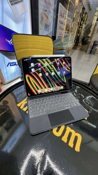 آيباد برو 12.9 • M2 ٢٥٦ • ماجيك كيبورد