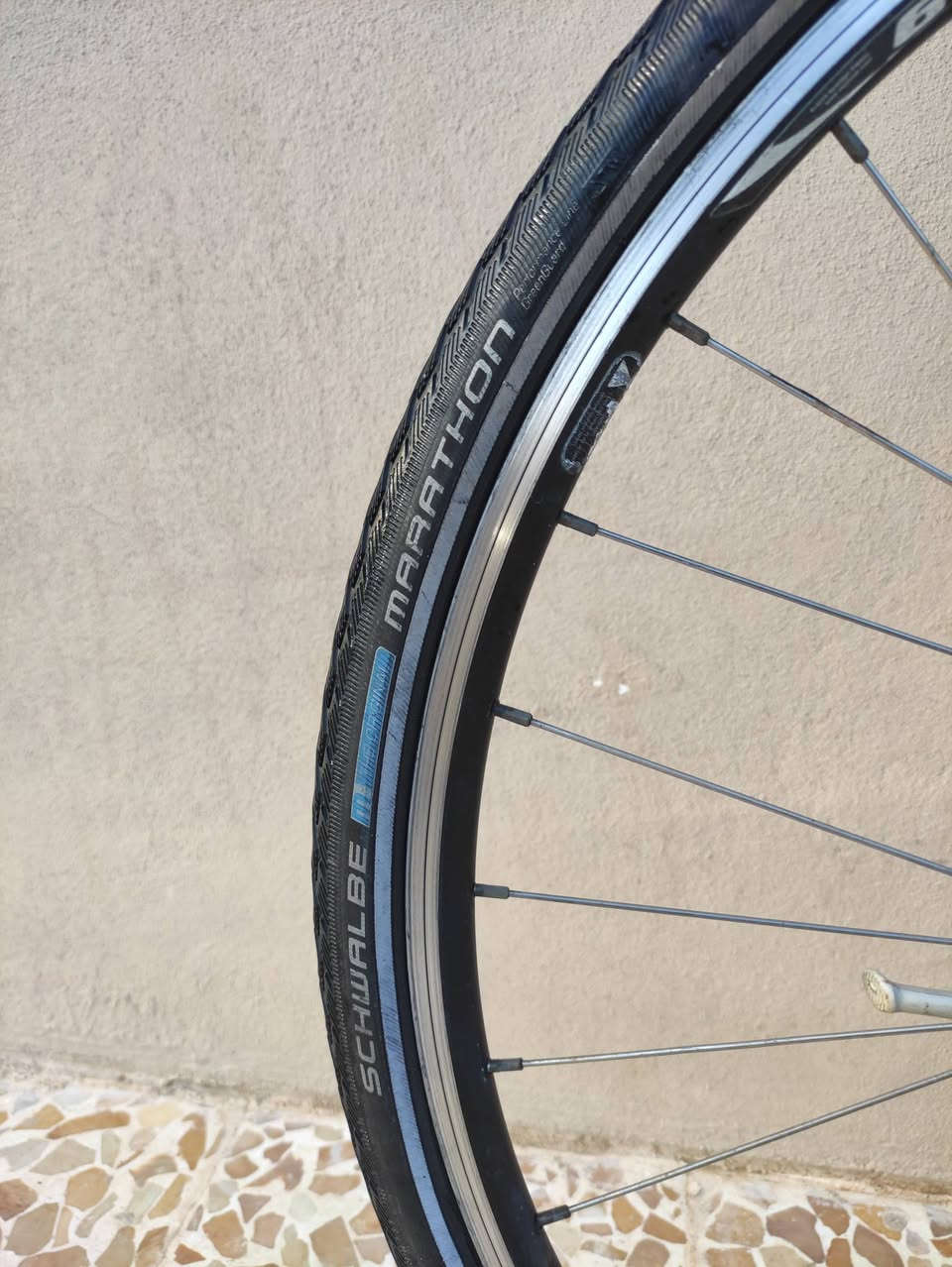 السلام عليكم
دراجة ماركة كوراتيك #corratec صنع ألماني اصلي جيرماني🇩🇪

حجم 28 (C700) .فوول المنيوم خفيف جدا...لشة مضلع حديث

لون ابيض اوف وايت مع تطخيمات اسود وسلڤر وختم جيرماني

سستم شيمانو كامل سيت سورا #SHIMANO_SORA سلس جدا

بدالات السرعة 8X3 سحب دفع #شاشة حديث سرعه وسلاسه 

بريكات سستم #PROMAX بروماكس مع فحمات اصلية شركة 

وياله اصلي زوم طبقتين مصممه لتحمل الاوزان الثقيلة والطسات  

تايرات كتان اصلية ماركة  شوالبي ماراثون #SHWALBE_MARATHON مع خط فسفوري ليلي مضيئ

سرج طبي اصلي مختوم ختم الشركة المصنعة #corratec

مع دبل هوائي بلسرج لامتصاص الصدمات والطسات 

ستيرن رياضي نفخ اصلي...كمبليونات ويالة ..سرج آلنكي قفل 

🔴الدراجه قطعه مال حاويه غير مستخدمه داخل العراق 
     الدراجه وضع شركه ما مبدل بيها برغي ليبل واحد ختم
     واحد ما بيها اي نقص كامله وجاهزة ع الاخير 

المكان موصل الجانب الايسر ..السعر 170(ثابت_قفل)

يوجد توصيل بغداد وجميع المحافضات العراقيه

رقمي للتواصل ***********
