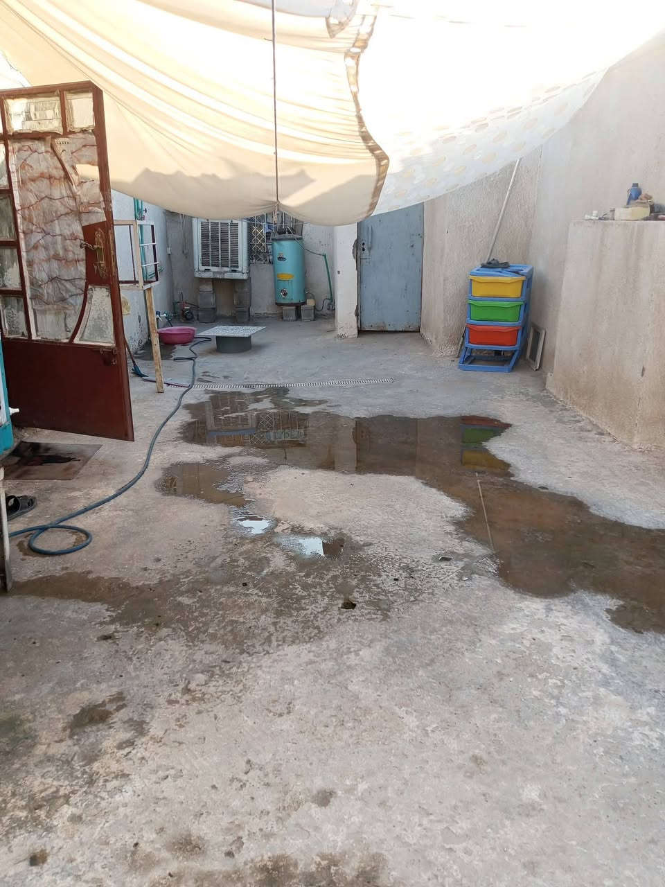 السلام عليكم بيت تجاوز للبيع قرب جامع البستاني استقبال وغرفه وحولي صحيات مشترك طرمه عدد2جبيره وصحيات خارجي الاستفسار *********** واتساب
