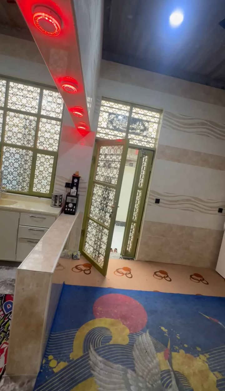 السلام عليكم متاح بيت مساحه 165 طابو زراعي سند 25 في ابو الخصيب بيت ركن فرعي يتكون من غرفتين كبار وحمام مشترك وصاله ومطبخ حار وبارد وكراج خارجي واستقبال وصحيات خارجيه بيت شغل درجه اولئ سعر 92قابل للتفاوض *********** ابو الخصيب, البصرة
