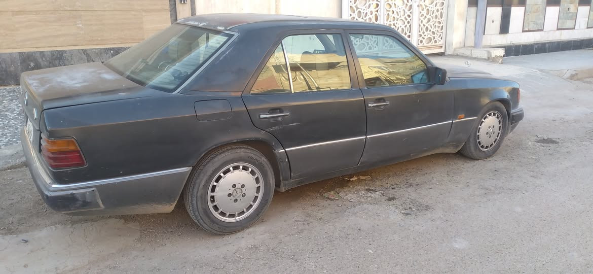 السلام عليكم مارسدس دب موديل 91 مكينه بطه رقم بغداد بسمي السعر ٤٠ ورقه اتصال *********** حبي الشراي يتصل والصور كدامك
