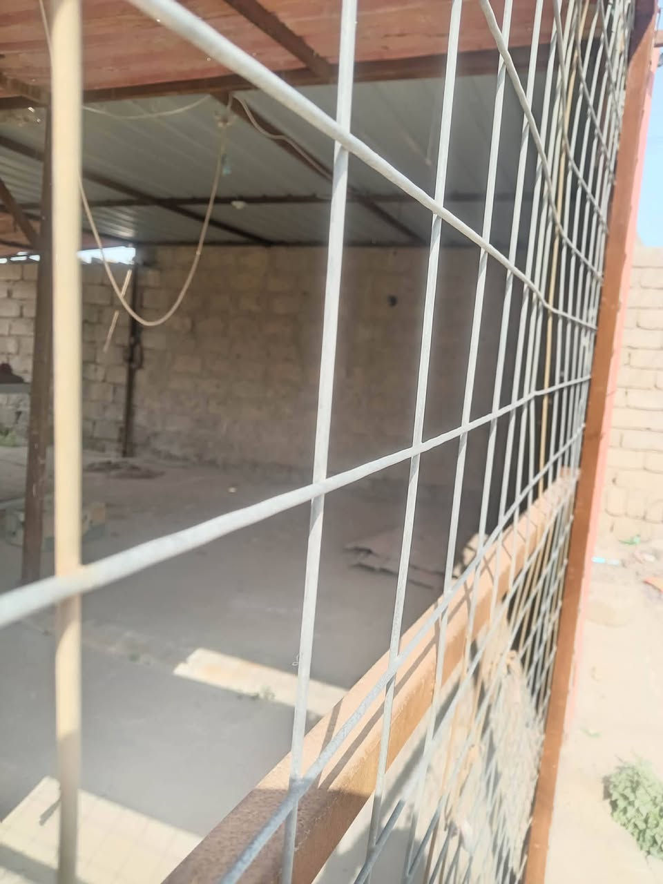 السلام عليكم سقيفه كامله محل للبيع السعر 550وبيه مجال اتصل وتبشر  *********** المكان الشركاط
