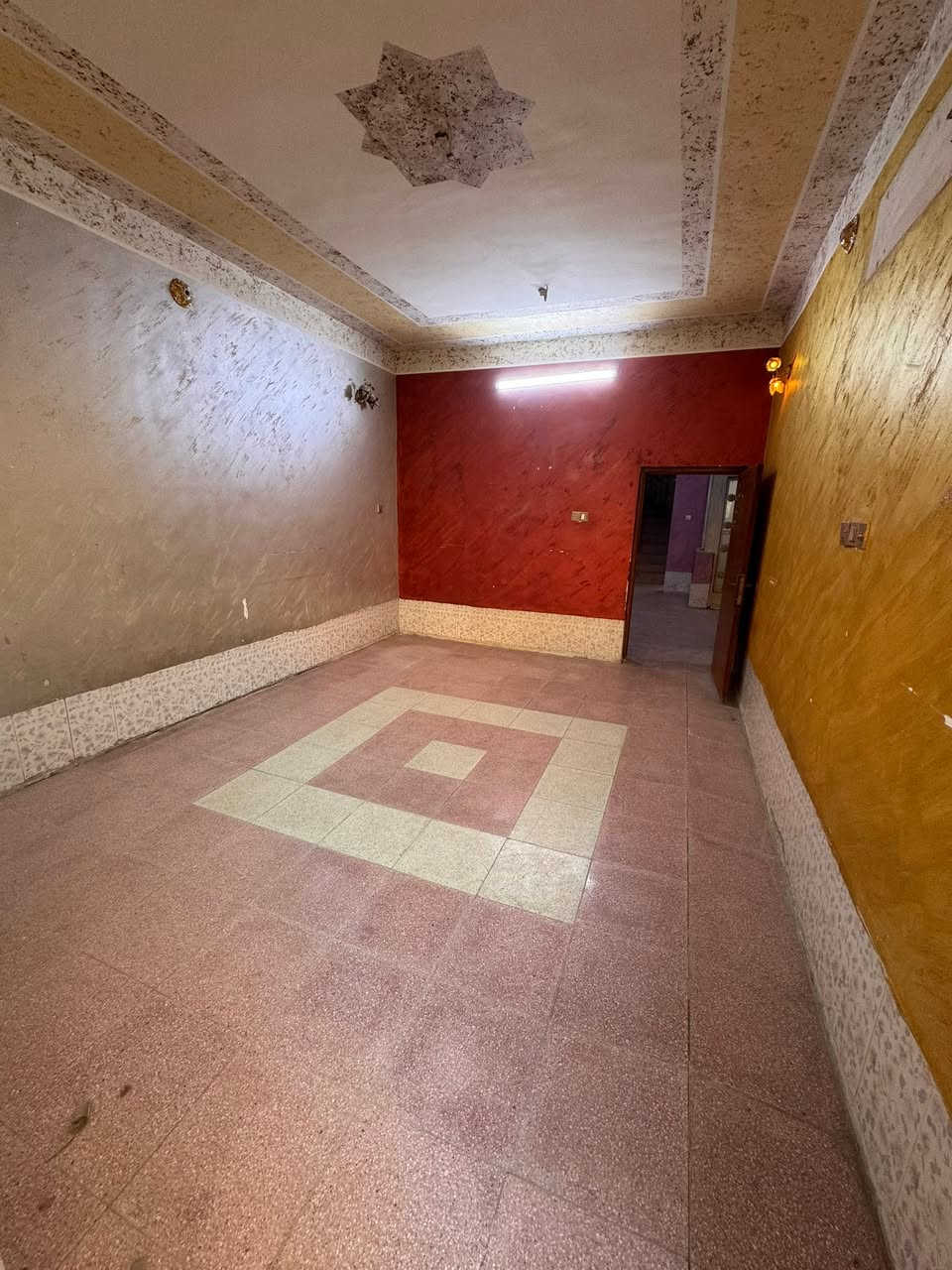 � للإيجار – بيت سكني في نادر الثانية
بيت بمساحة 180 متر في موقع مميز نادر الثانية خلف مول الله الخير القديم، ضمن منطقة مخدومة بالكامل وتتوفر فيها جميع الخدمات (تبليط، ماء، مجاري، كهرباء).

مواصفات البيت:
✅ طارمة
✅ استقبال
✅ مطبخ
✅ كليدور
✅ غرفتا نوم
✅ منور
✅ صحيات داخلية وخارجية

📍 موقع مناسب وقريب من الخدمات الأساسية.

📞 للاستفسار عن التفاصيل وقيمة الإيجار:

* علي عذاب: ***********
* واتساب: ***********

🏢 أو زيارة مكتب الشمري الكائن في نادر الثانية خلف فاميلي مول
